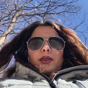 Meet your Posher, Mona